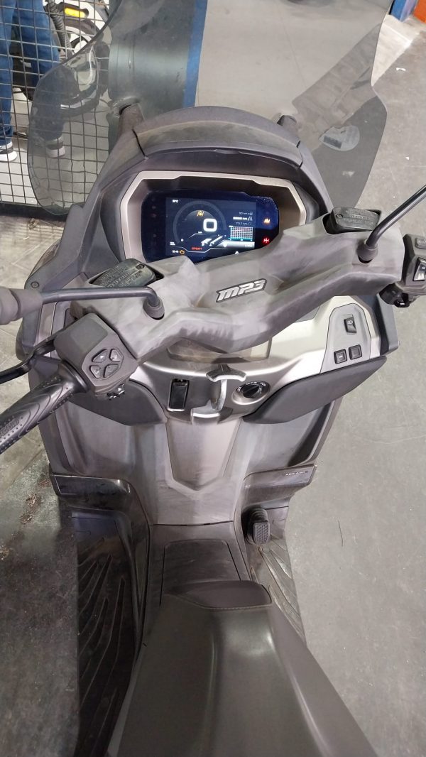 WhatsApp Image 2026-02-09 at 11.14.47 (1) PIAGGIO MP3 400 HPE SPORT
